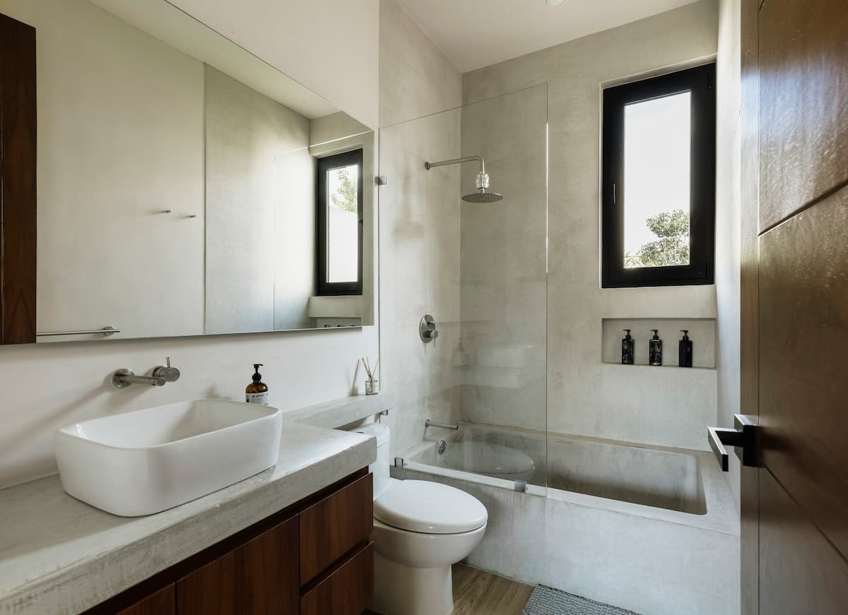 Full bathroom 2