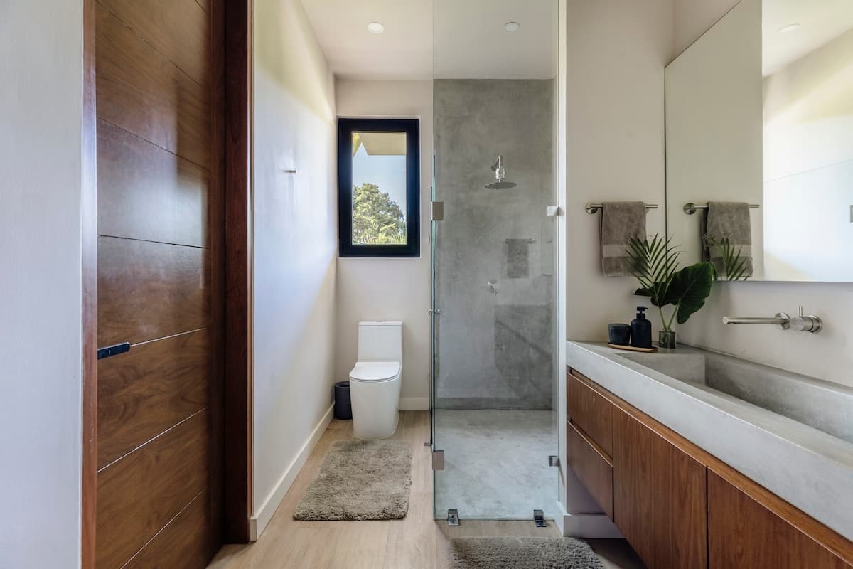 Full bathroom 1